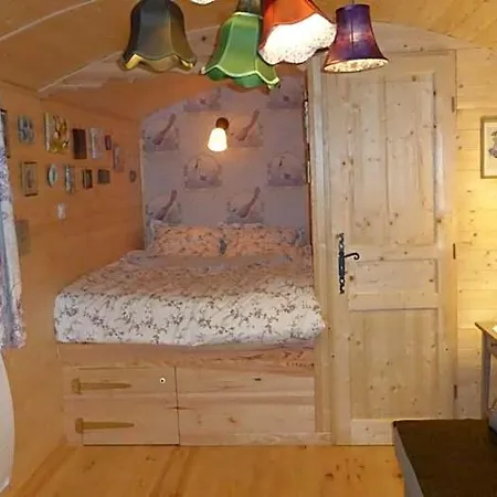 Roulottes Django Et Bella Bed & Breakfast