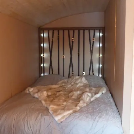 לינה וארוחת בוקר Roulottes Django Et Bella 3*